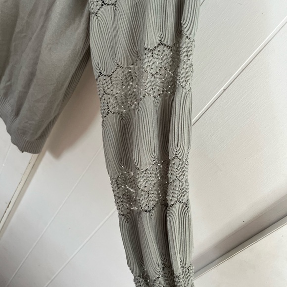 Sioni Milano Gray Pleated V-Neck Woman’s Sweater With Lacey Textured Sleeves - Picture 4 of 8